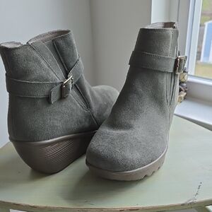 Skechers Wide Olive-Green/Gray Suede Wedge Ankle Booties with Buckle -size 10